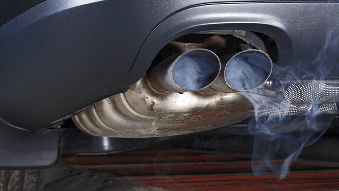 O carro está soltando fumaça? Fique atento