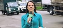 Paula Toco sorrindo usando camisa polo azul com logo da Mobil em fundo escuro.