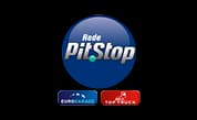 Logo da rede Pit Stop, marca parceira da Mobil, com nome da marca em em branco dentro de um circulo azul com dois botões, um azul e outro vermelho.