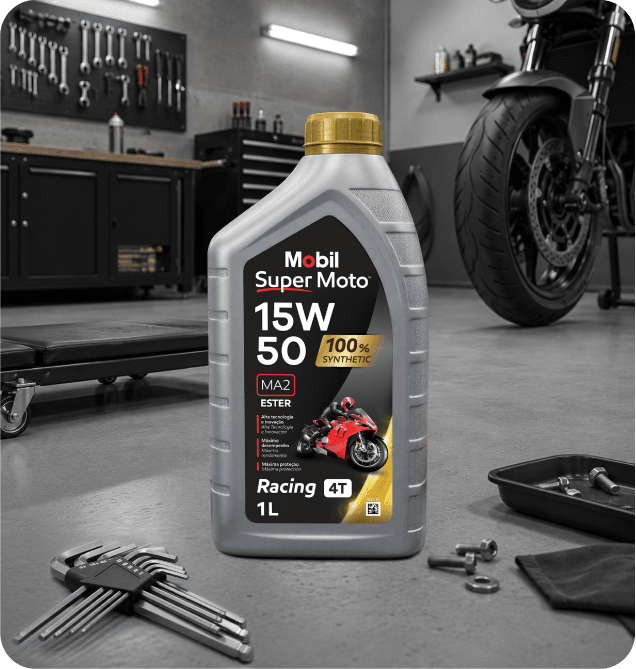 Embalagem de óleo Mobil Super Moto 15W-50 em oficina, com motocicleta e ferramentas ao redor.