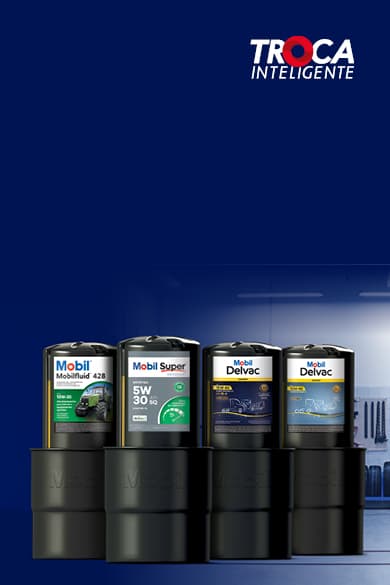 Banner da Troca Inteligente com galões Mobilfluid, Mobil Super e Mobil Delvac em oficina automotiva.