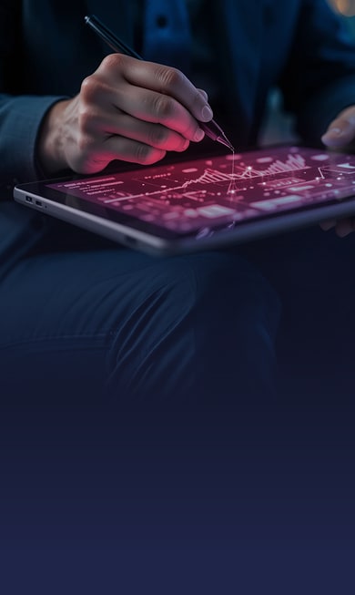 Pessoa usando caneta touch em tablet com gráficos digitais, representando calculadoras de eficiência industrial.
