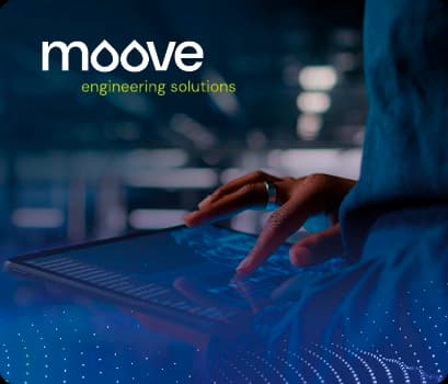 Banner da Moove Engineering Solutions com pessoa usando tablet em ambiente tecnológico.