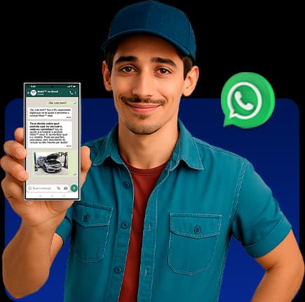 Atendente com uniforme azul segurando celular com conversa no WhatsApp e ícone do aplicativo ao lado.