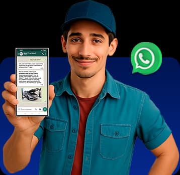 Atendente com uniforme azul segurando celular com conversa no WhatsApp e ícone do aplicativo ao lado.