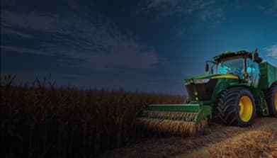 Banner com colheitadeira verde trabalhando em plantação, com embalagens de lubrificantes Mobilfluid para máquinas agrícolas em destaque.