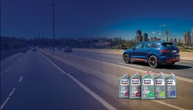 Banner com carro azul em rodovia urbana e linha de produtos Mobil Super para desempenho e proteção do motor.