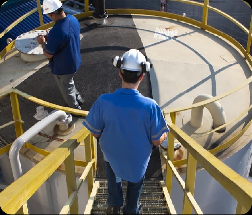 dois-homens-com-epis-em-cima-tanque-industrial