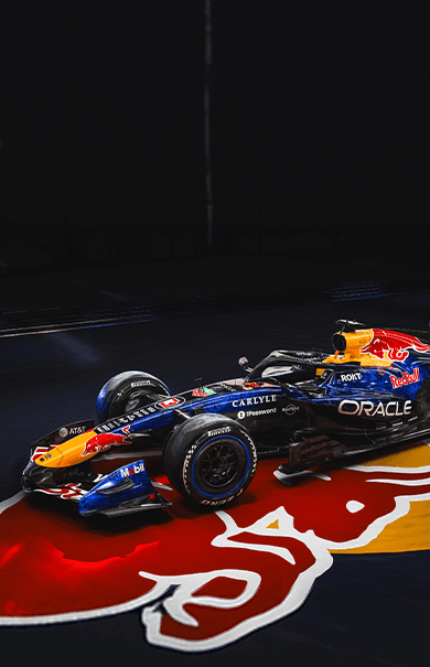Banner da Mobil 1 com carro de corrida da Red Bull Racing sobre fundo escuro e chamada para lubrificantes 100% sintéticos.