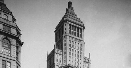 A Standard Oil de Nova York adquire 75% da Vacuum Oil. Líder no mercado, a Vacuum contratava especialistas para indicar o melhor óleo lubrificante aos clientes, além de inovar nas embalagens.