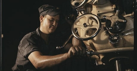 Durante a Segunda Guerra Mundial é criado o óleo sintético. Diferentemente dos óleos minerais, ele é produzido de modo artificial para apresentar melhor comportamento.