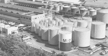 A ExxonMobil decide fechar a fábrica de Santos (SP), uma vez que a unidade que antes pertencia à Esso na Ilha do Governador, agora integrada à empresa, apresentava mais facilidades logísticas e potencial de crescimento.